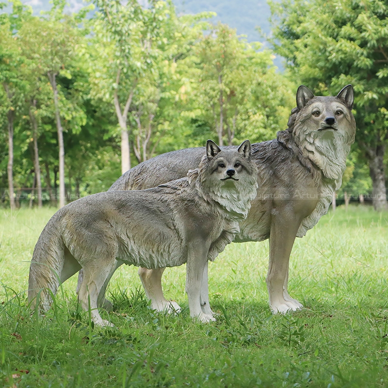 Wolf-Statuen-Garten