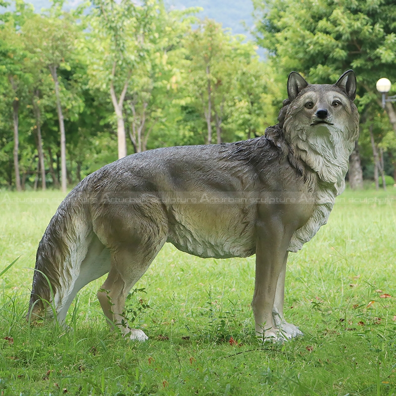 Wolf-Statuen-Garten