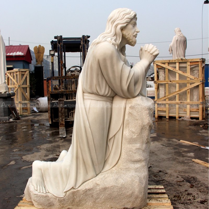 statua di Gesù in preghiera