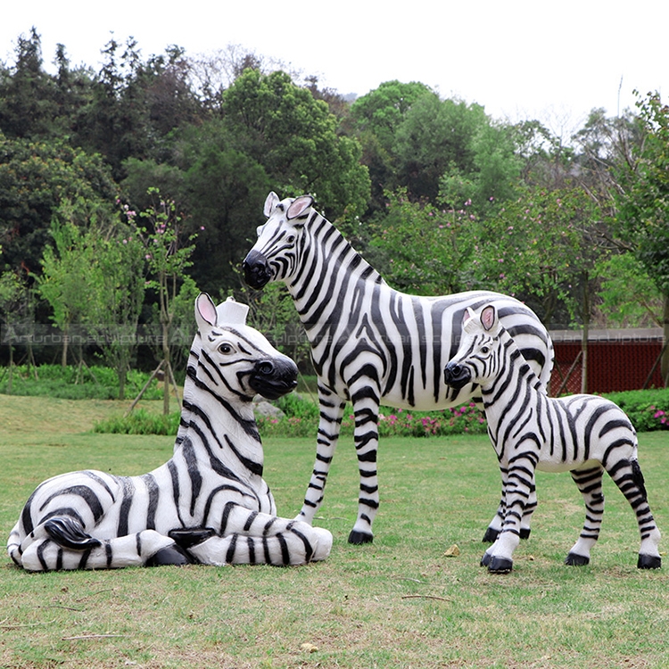 statua di zebra a grandezza naturale