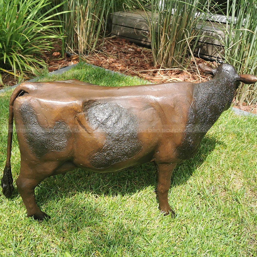 estátua de vaca de bronze