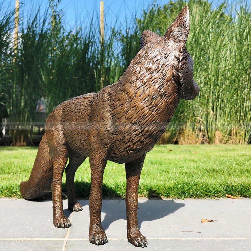 escultura de raposa de bronze