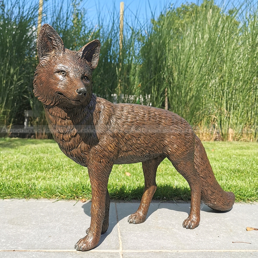 escultura de raposa de bronze