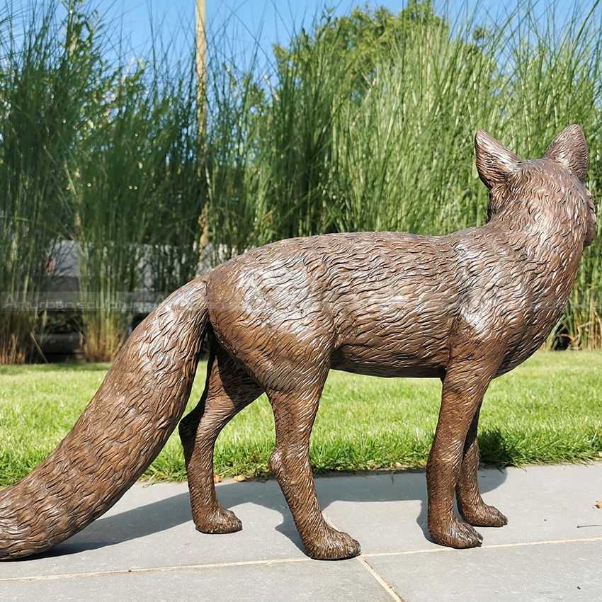 escultura de raposa de bronze