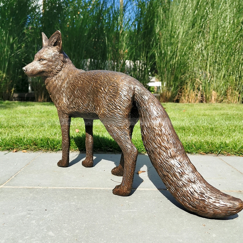 escultura de raposa de bronze