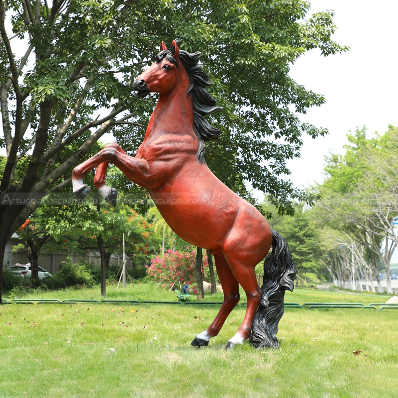 lebensgroße Pferdestatue