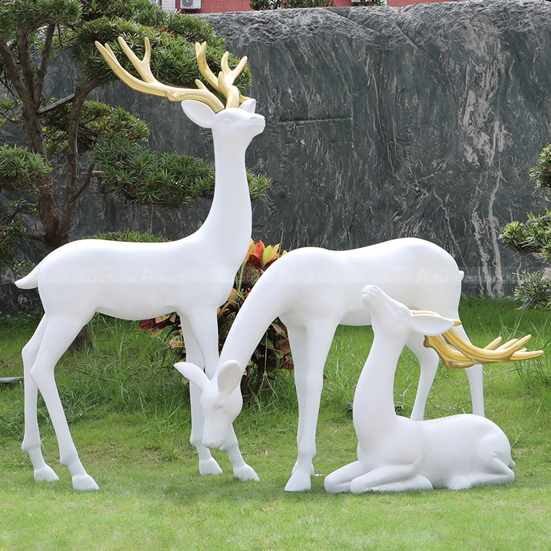 scultura della famiglia di cervi
