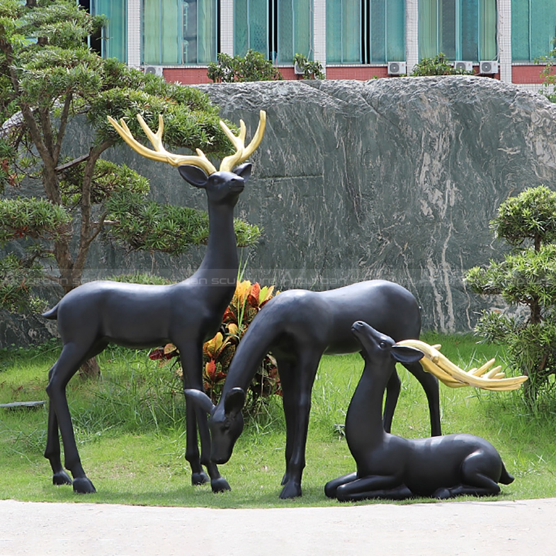 scultura della famiglia di cervi