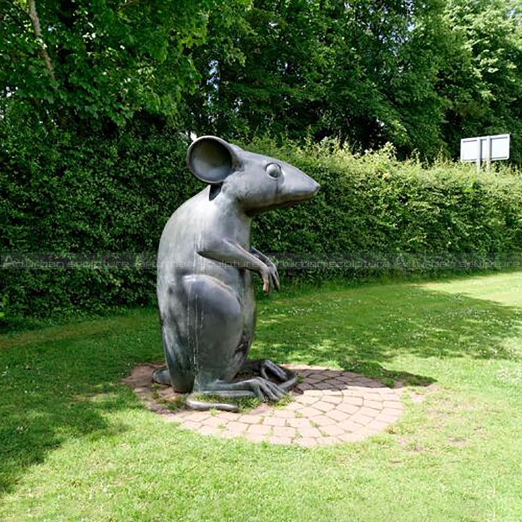 statua di topolino da giardino