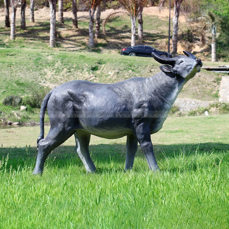 estátua de búfalo para jardim