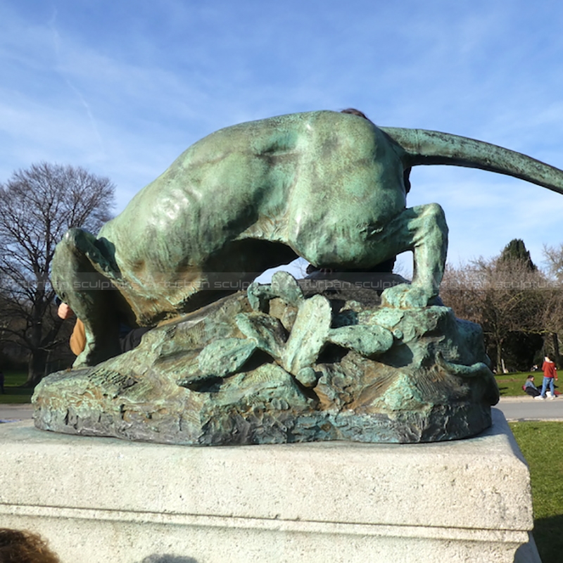 Löwen- und Schlangenskulptur