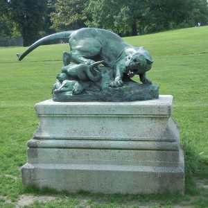 Löwen- und Schlangenskulptur