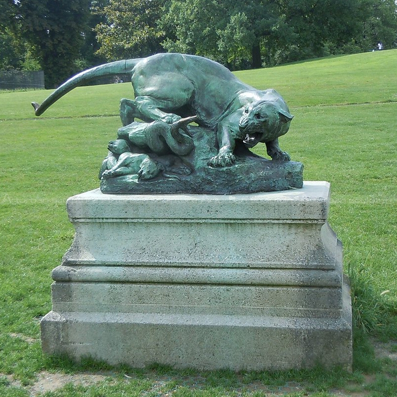 Löwen- und Schlangenskulptur