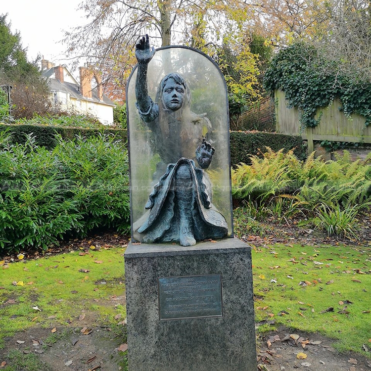 Statue d'Alice au pays des merveilles