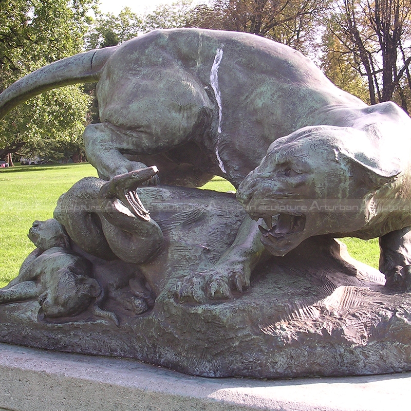Löwen- und Schlangenskulptur