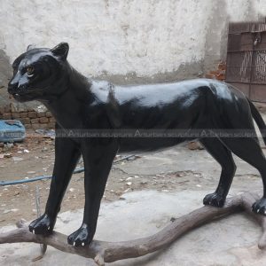 scultura di leopardo nero
