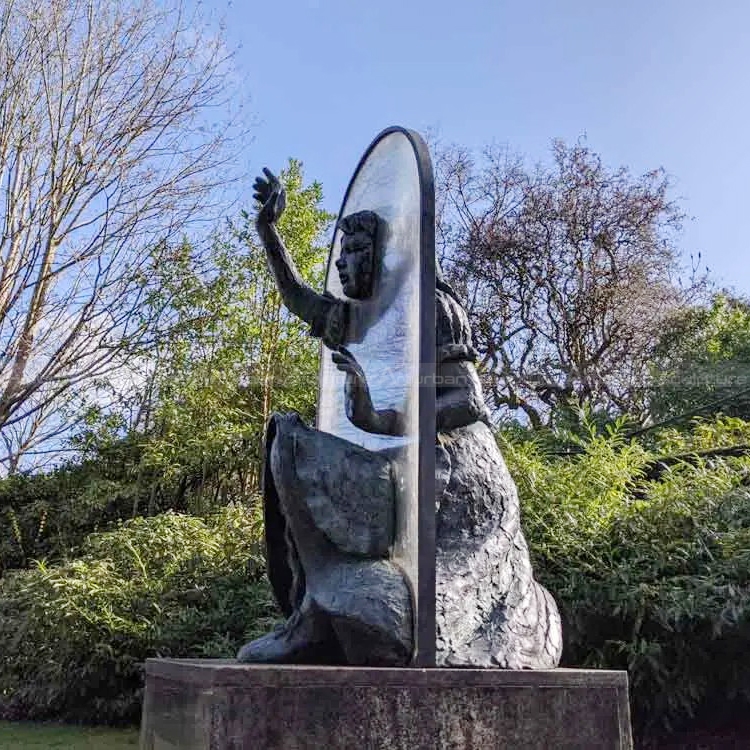 Statue d'Alice au pays des merveilles