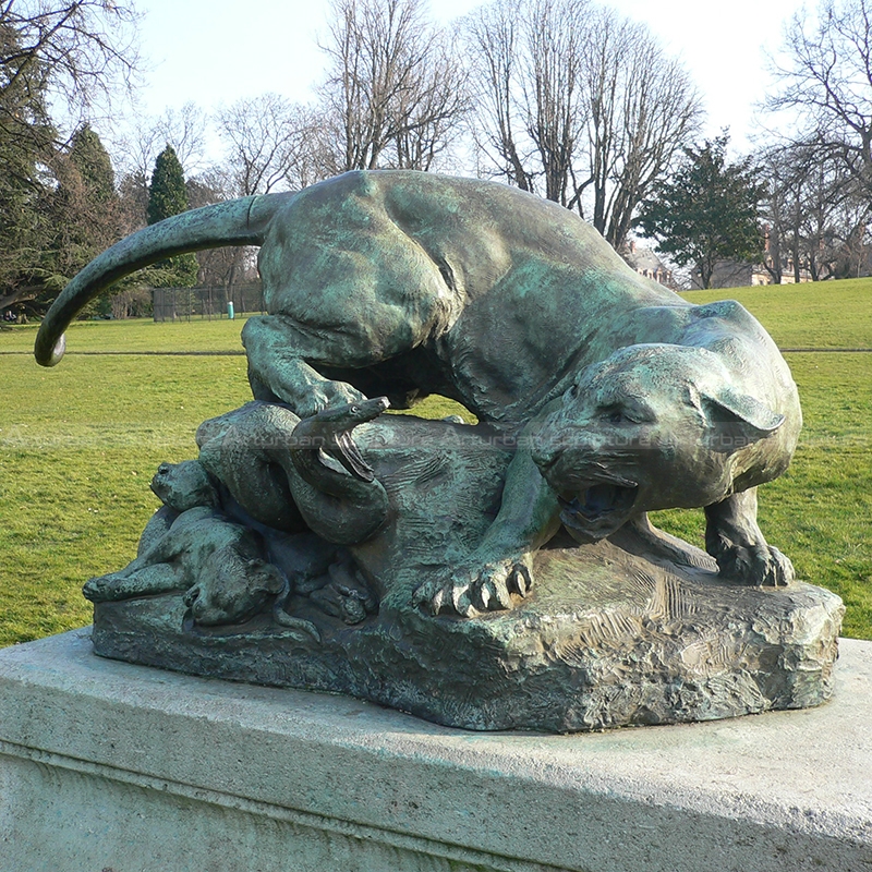 Löwen- und Schlangenskulptur