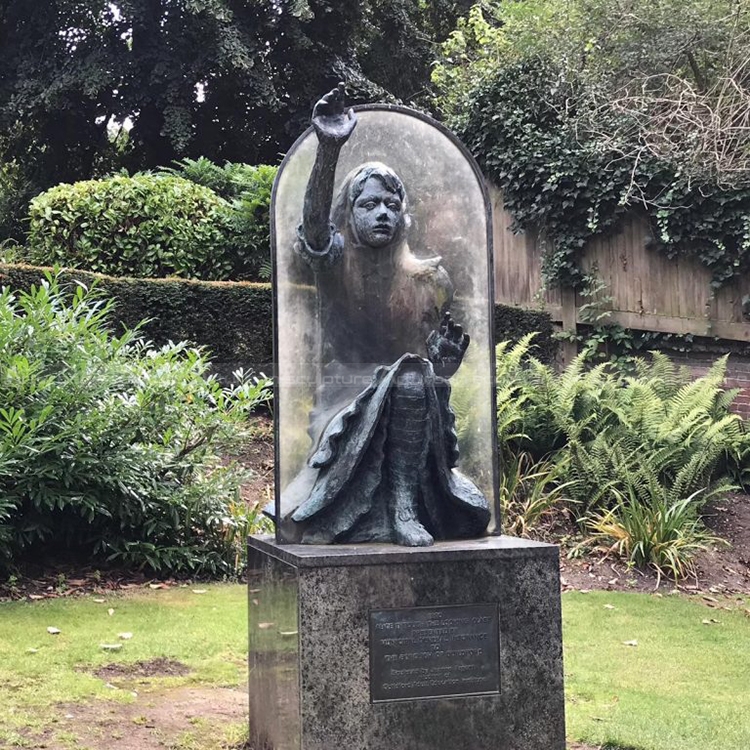Statue d'Alice au pays des merveilles