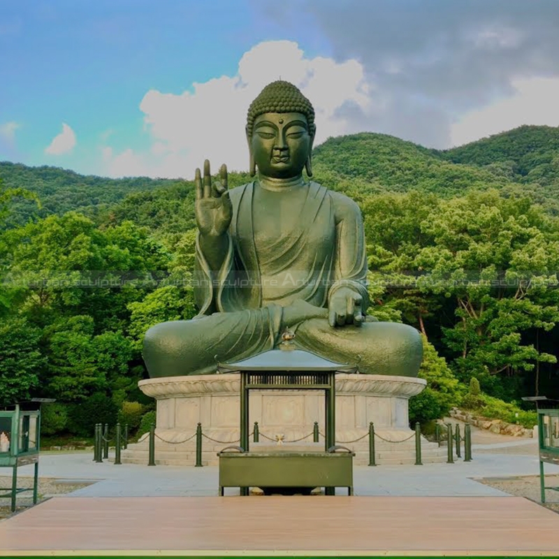grande statua di Buddha seduto
