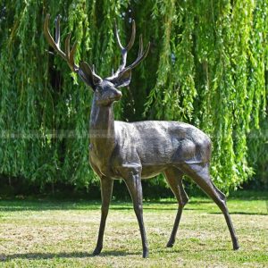 estatua de ciervo de bronce de tamaño natural
