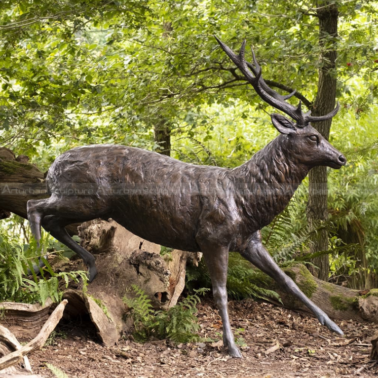 Lebensgroße Bronzerehstatue