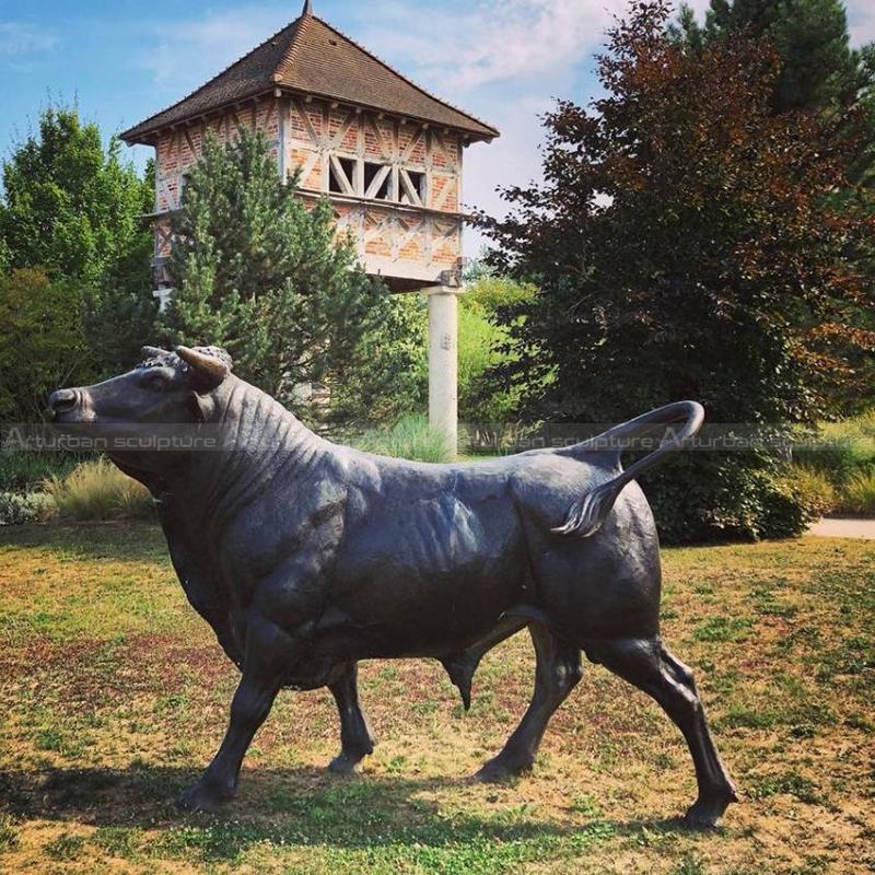 scultura da giardino raffigurante una mucca highland
