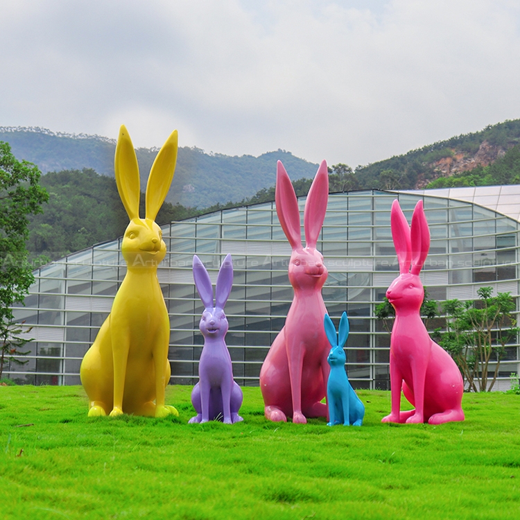 scultura di coniglio per giardino