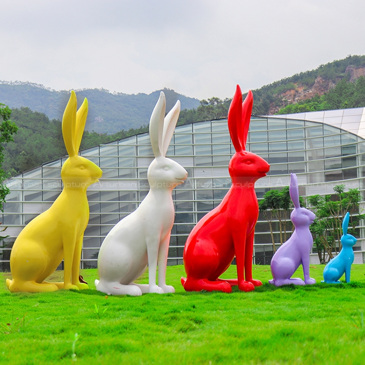 scultura di coniglio per giardino
