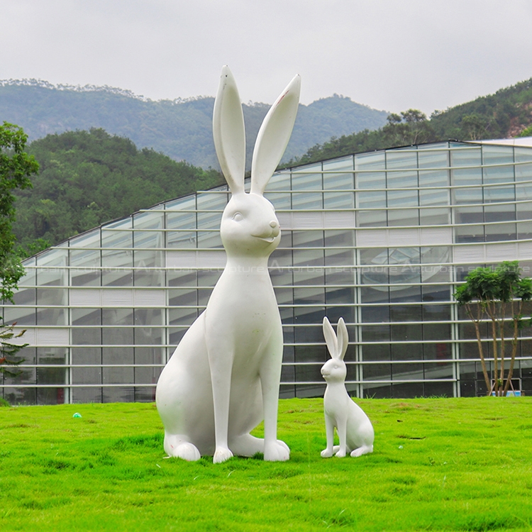scultura di coniglio per giardino
