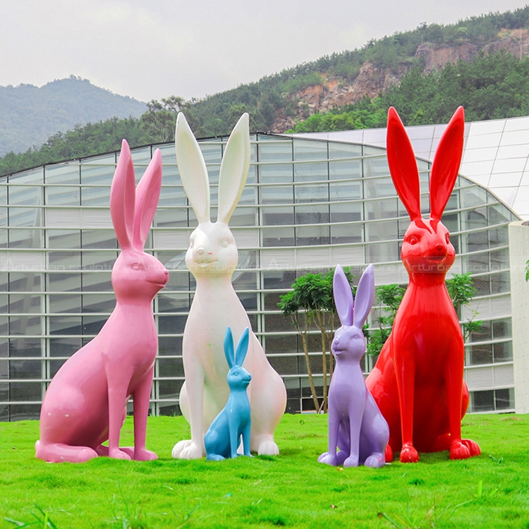scultura di coniglio per giardino