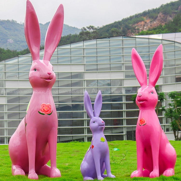 scultura di coniglio per giardino
