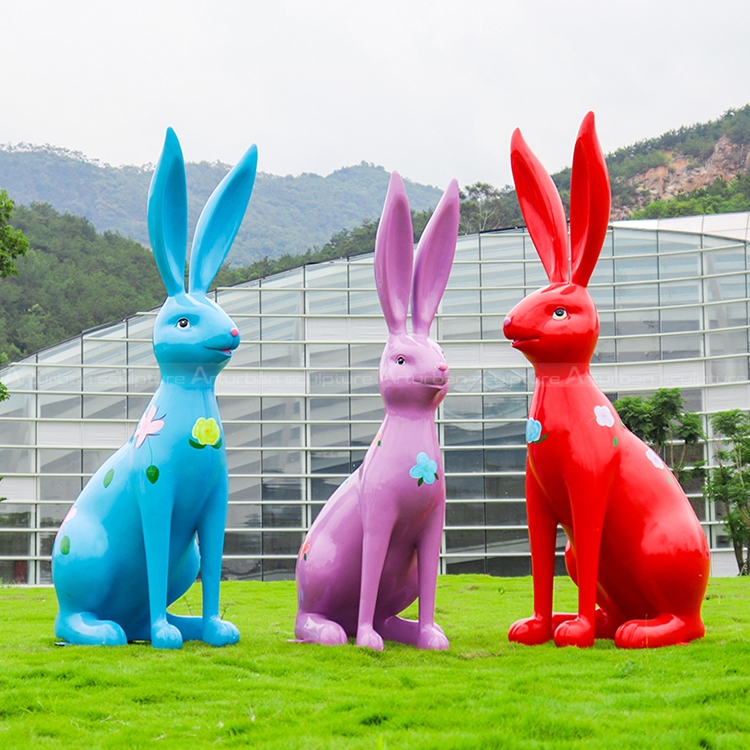 scultura di coniglio per giardino