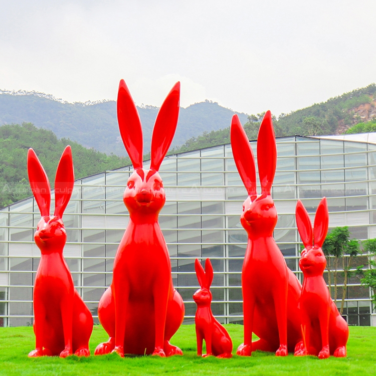 scultura di coniglio per giardino