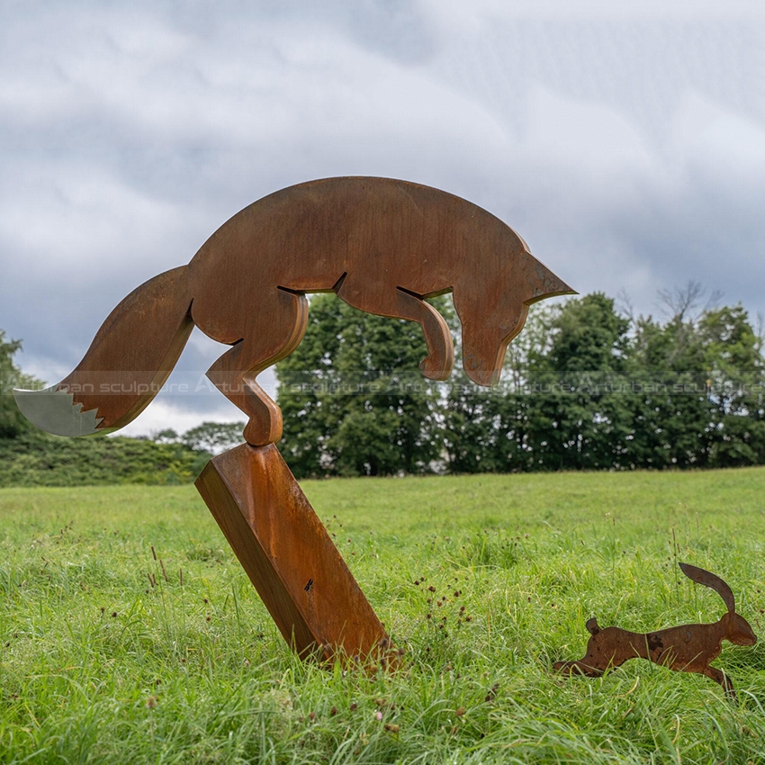 escultura abstrata de raposa