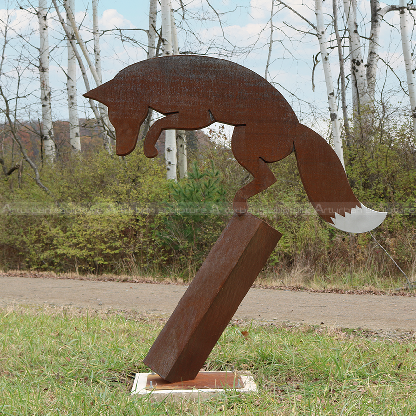 escultura abstrata de raposa