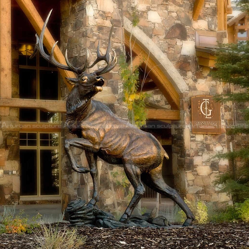 Elch-Statuen im Freien