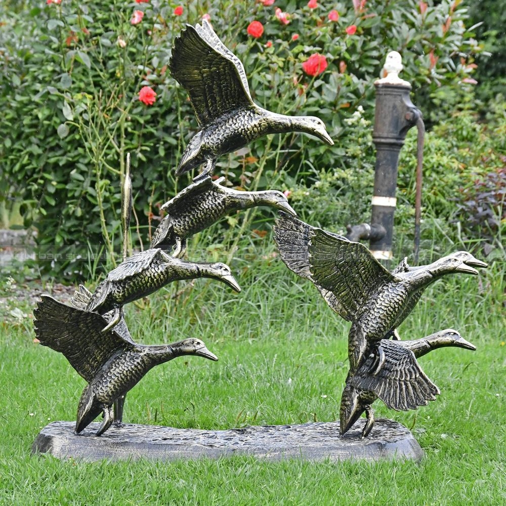 escultura de pato volador