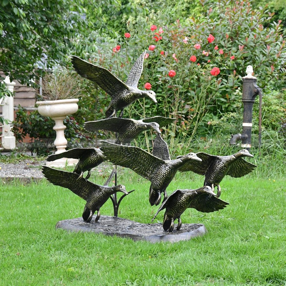 escultura de pato volador