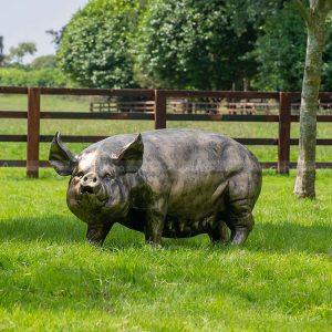 piglet garden statue