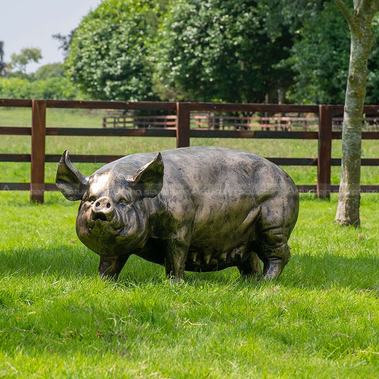 piglet garden statue