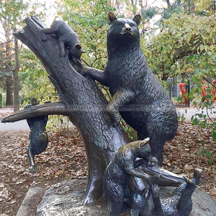statua di cucciolo di orso