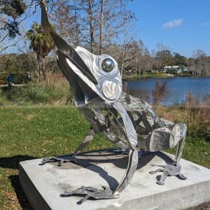 escultura de sapo em metal