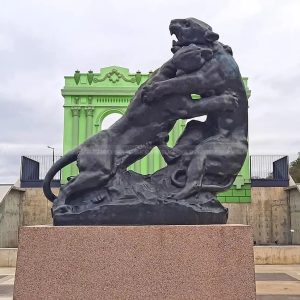 estatua de bronce de jaguar