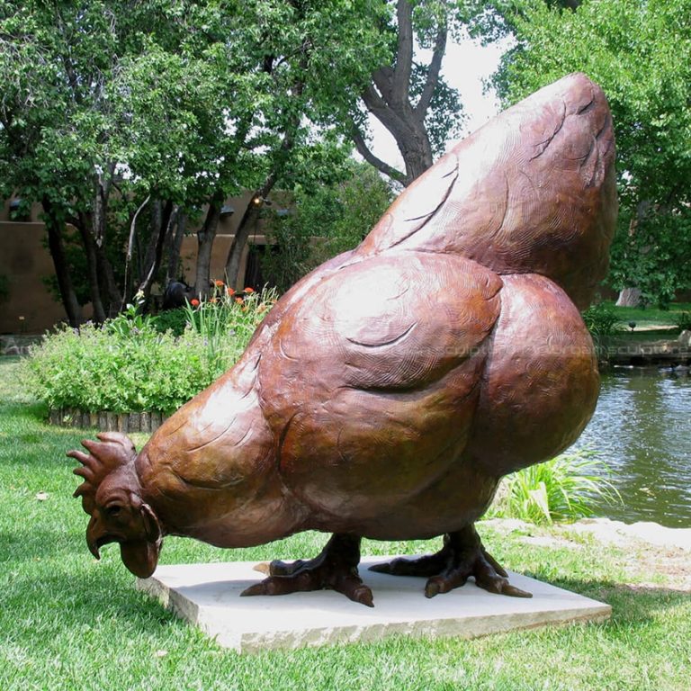 Große Hühnerstatuen