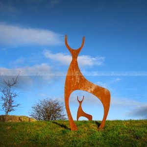 escultura de veado em metal