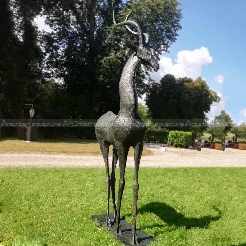 statue de gazelle en bronze