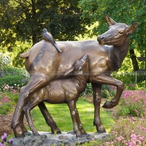 estátua de jardim de cerva e filhote