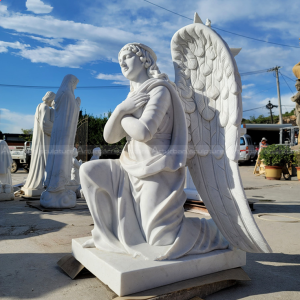 estatua de ángel arrodillado rezando