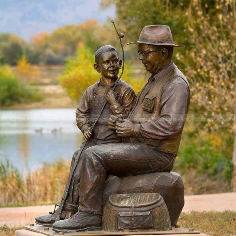 Estatua de Abuelo y Niño